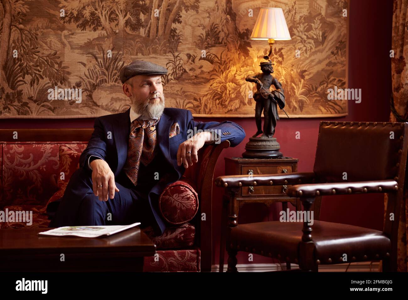 Homme avec une barbe complète en costume dans un Maison de campagne anglaise digne Banque D'Images