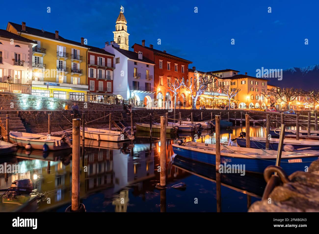 Le port romantique d'Ascona vous invite à vous promener. Banque D'Images