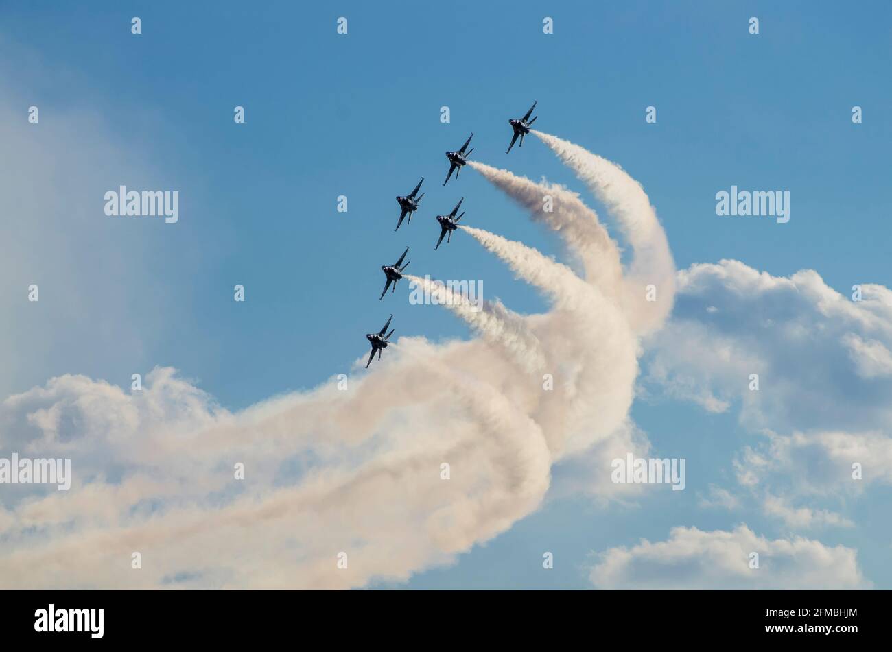 « les Thunderbirds ». ÉQUIPE acrobatique DE LA Force aérienne AMÉRICAINE. Les Thunderbirds sont l'escadron de démonstration aérienne de l'US Air Force (USAF), basé à Nellis AFB à Las Vegas, Nevada. Ils font le tour des États-Unis et d'une grande partie du monde, effectuant des formations aérobiques et volant en solo dans des avions spécialement marqués. Le nom est tiré de la créature légendaire qui apparaît dans la mythologie de plusieurs cultures indigènes de l'Amérique du Nord. Il s'agit de l'équipe de démonstration de vol la plus rapide au monde. Lockheed Martin F-16C/D Fighting Falcon (Bloc 52) Banque D'Images