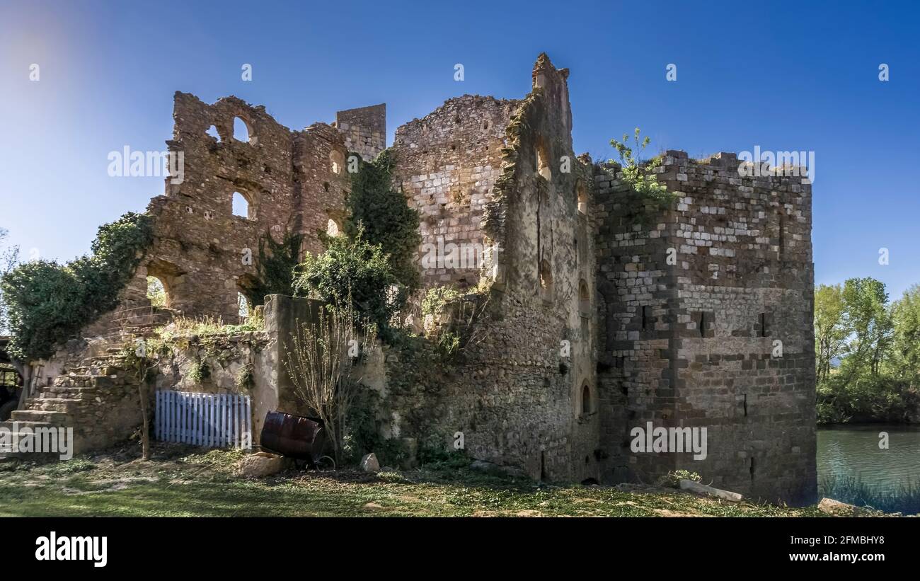 Ruines du moulin fortifié sur la rivière Aude à Canet d'Aude au printemps. Érigé au XIIIe siècle. Il appartenait aux archevêques de Narbonne. Monument historique. Banque D'Images