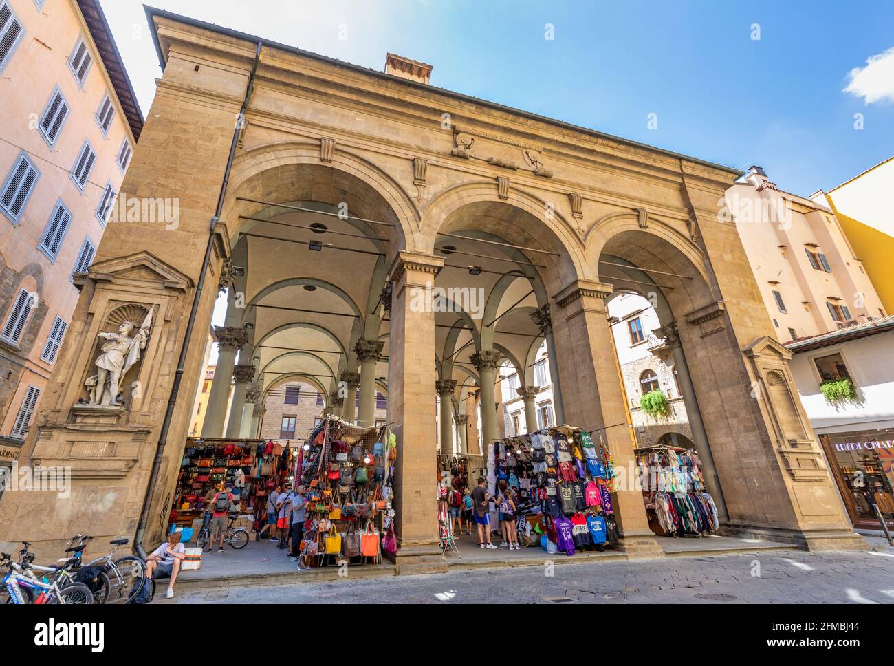La Loggia del Mercato Nuovo populairement connue sous le nom de Loggia del Porcellino avec les étals du marché du cuir, Florence, Toscane, Italie Banque D'Images