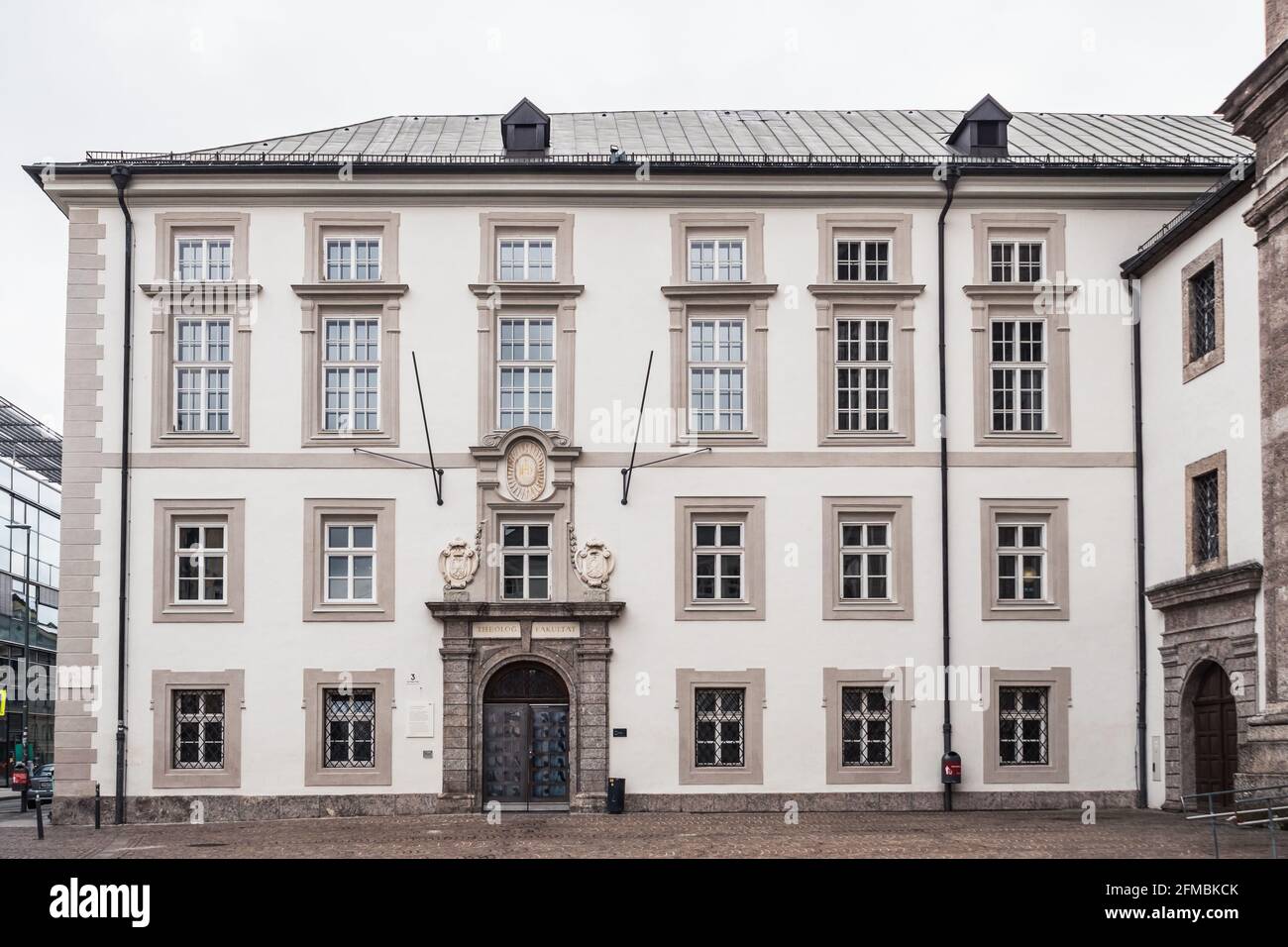 Innsbruck, Autriche - février 8 2021 : porte d'entrée de la faculté de théologie de l'ancienne école de grammaire ou du gymnase Altes à Innsbruck, Tyrol. Banque D'Images