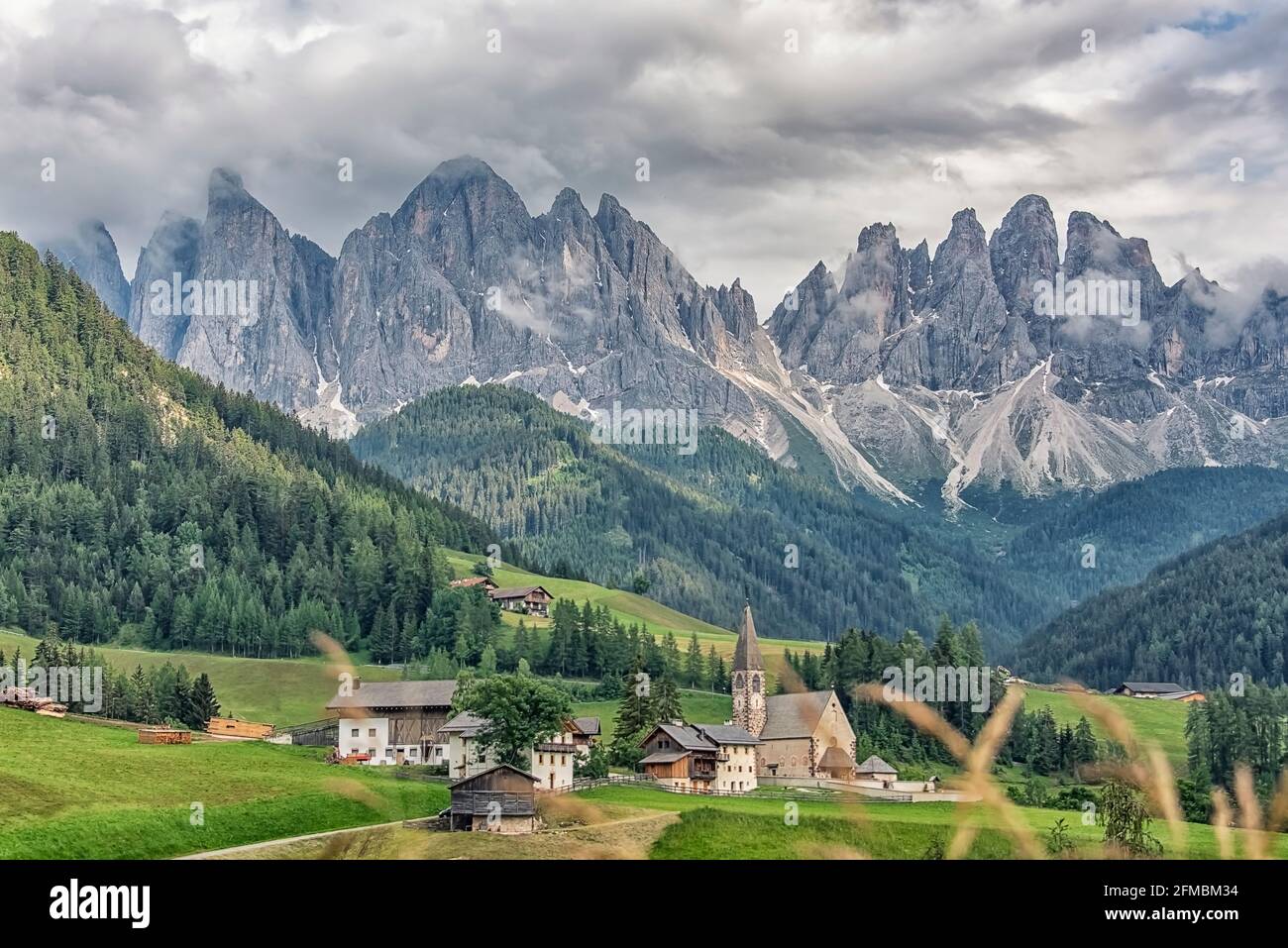 Village de Santa Maddalena avec de belles montagnes des Dolomites en arrière-plan, vallée du Val di Funes, Italie Banque D'Images