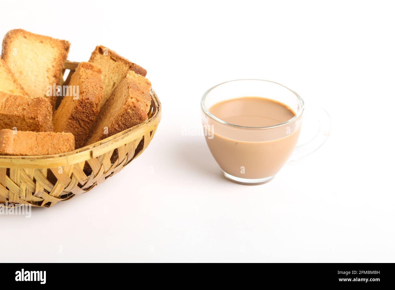 Rusk ou pain grillé avec une tasse de thé sur fond blanc. Banque D'Images