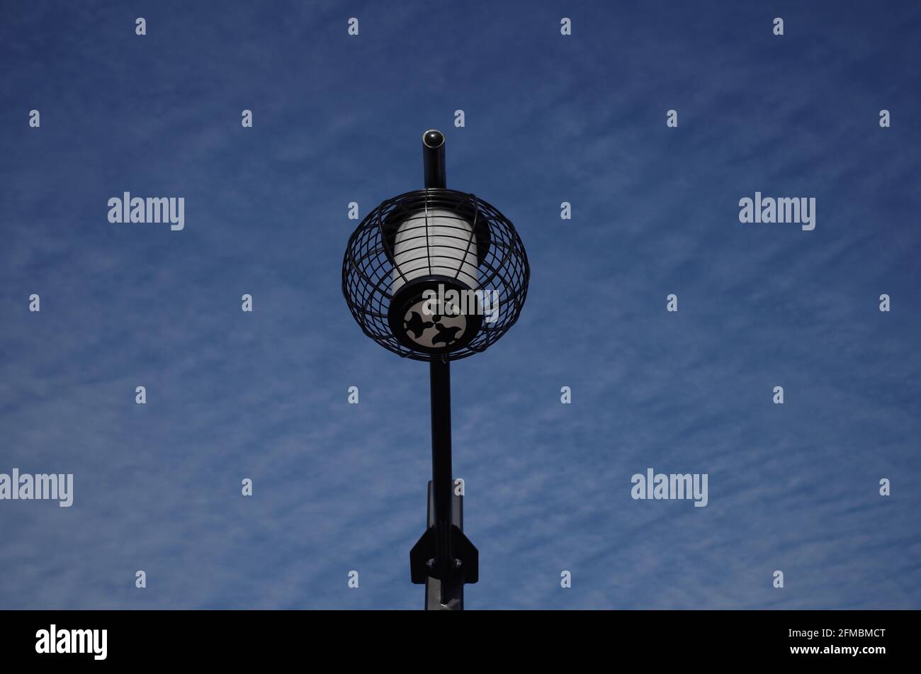 Lumière de rue contre un ciel bleu Pontocho geisha quartier Kyoto Japon Banque D'Images