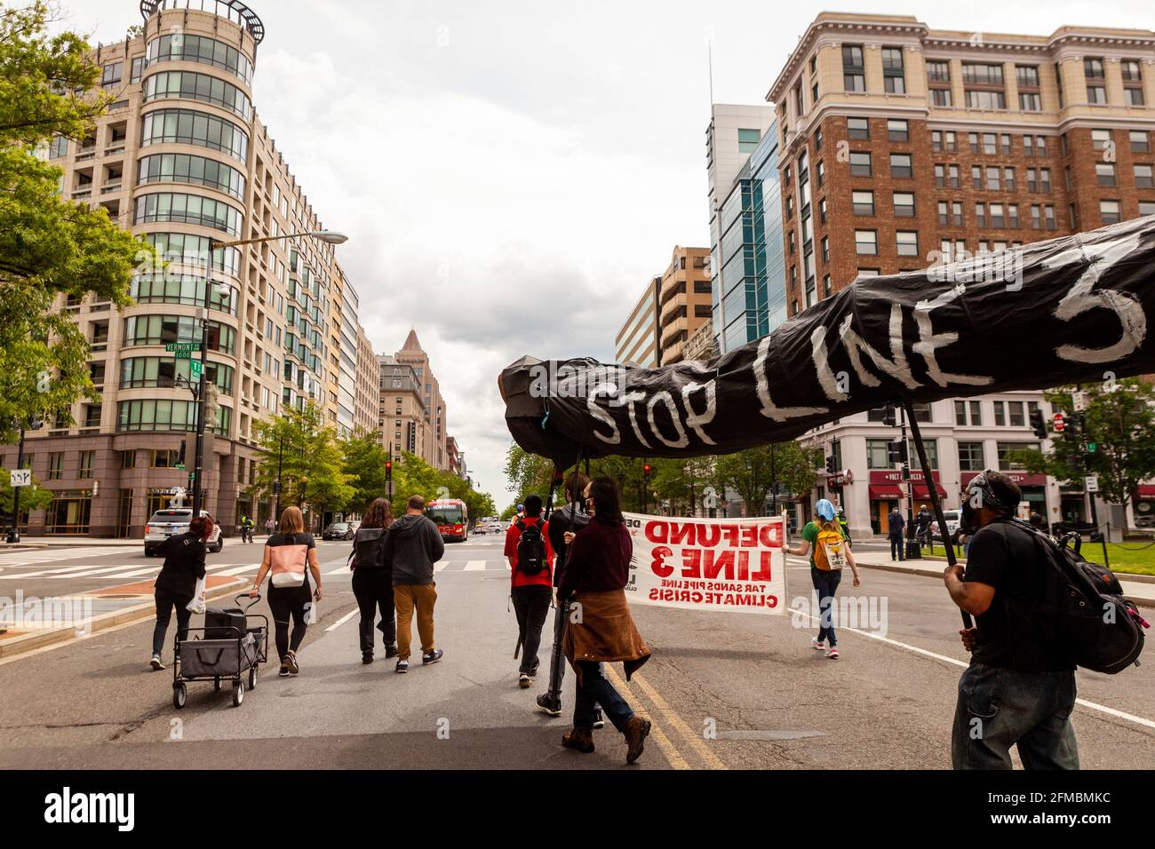 Washington, DC, Etats-Unis, 7 mai 2021. En photo : les manifestants portent un serpent noir symbolisant l’oléoduc Line 3 lors d’une manifestation contre Wells Fargo exigeant que la banque cesse de financer la construction de l’oléoduc. La ligne 3 transportera de l'huile provenant des sables bitumineux du Canada. Crédit : Allison C Bailey / Alamy Live News Banque D'Images