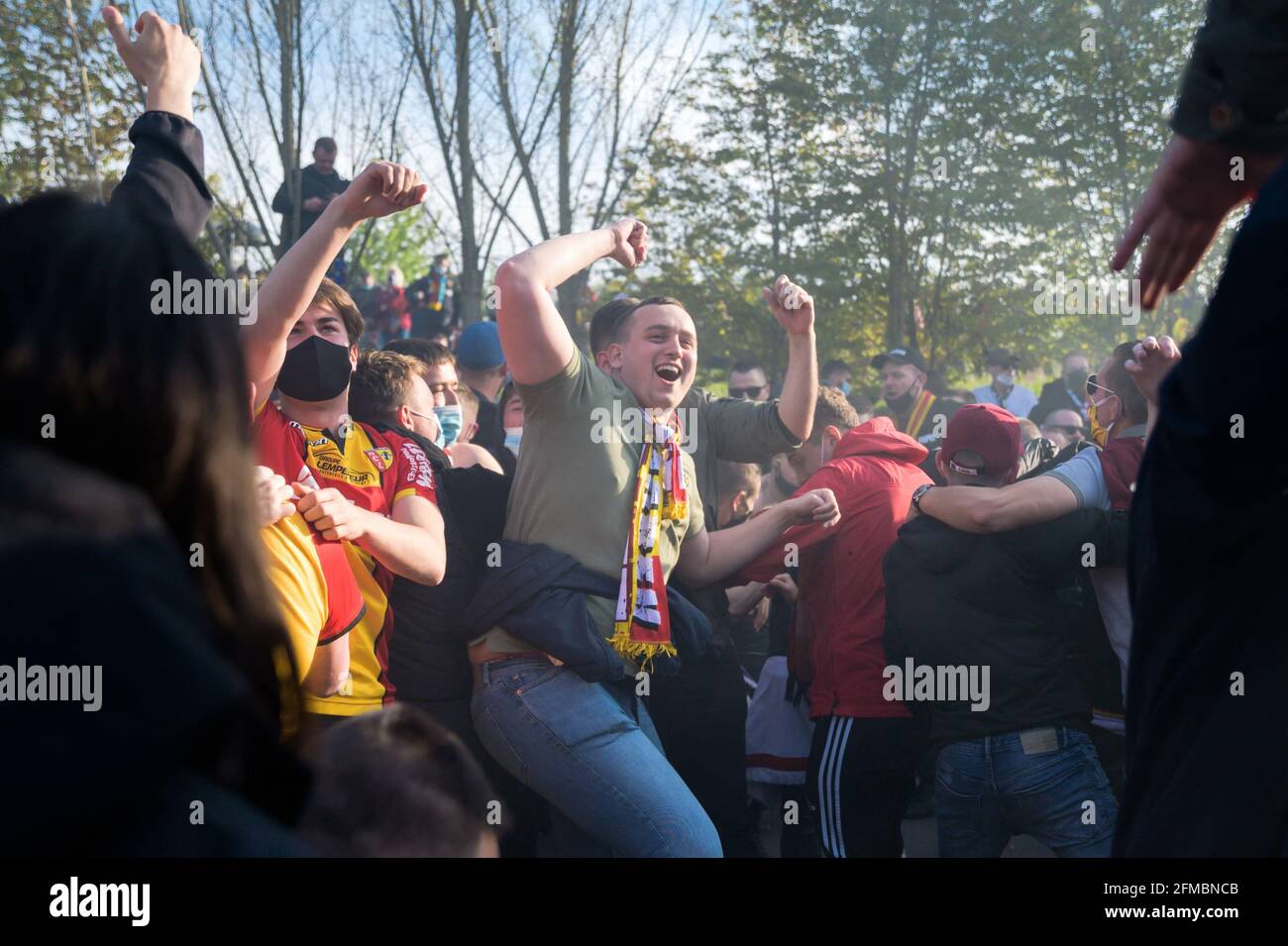 Les supporters du Lens de RCL se réunissent avant le derby, match de football de la Ligue française 1 entre Lens (RCL) et Lille (LOSC) à Lens, en France, le 7 mai 2021. Photo de Julie Sebadelha/ABACAPRESS.COM Banque D'Images