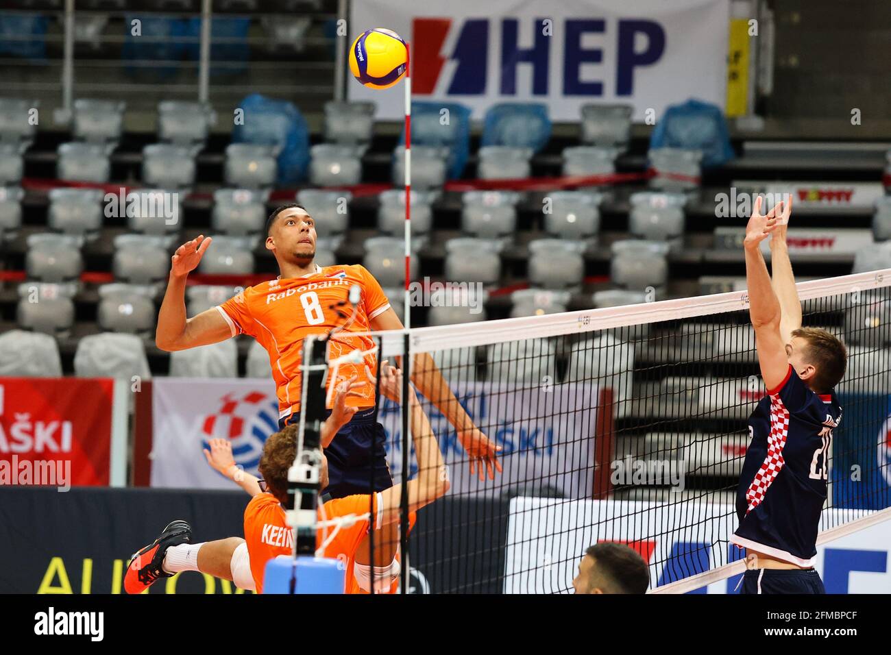 (210508) -- ZADAR, 8 mai 2021 (Xinhua) -- Fabian Plak (L) des pays-Bas pointes lors du match de qualification CEV EuroVolley 2021 entre la Croatie et les pays-Bas à Zadar, Croatie, 7 mai 2021. (Marko Dimic/Pixsell via Xinhua) Banque D'Images