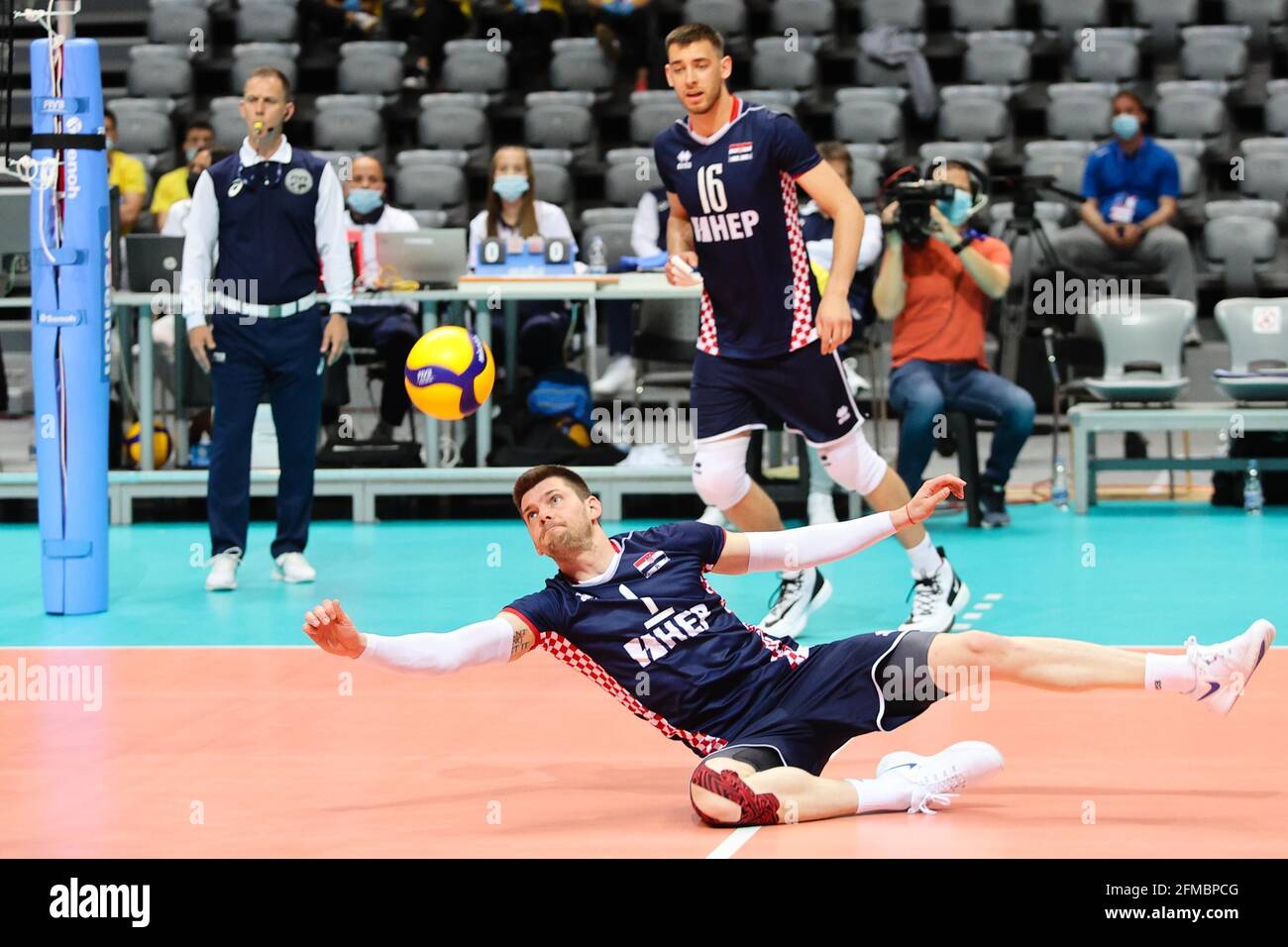 (210508) -- ZADAR, 8 mai 2021 (Xinhua) -- Tsimafei Zhukski (avant) de Croatie plonge pour un creusage lors du match de qualification CEV EuroVolley 2021 entre la Croatie et les pays-Bas à Zadar, Croatie, 7 mai 2021. (Marko Dimic/Pixsell via Xinhua) Banque D'Images