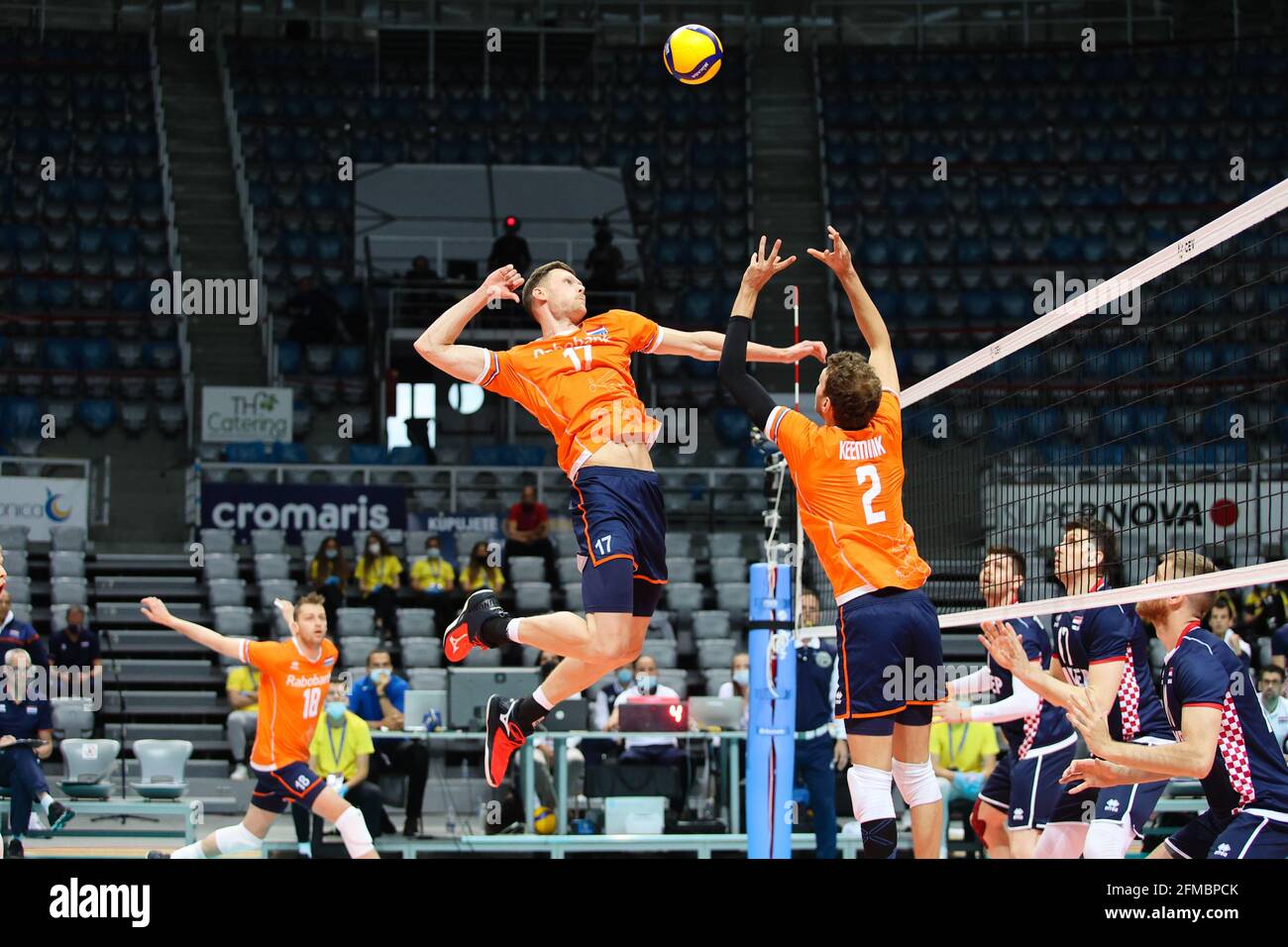 (210508) -- ZADAR, 8 mai 2021 (Xinhua) -- Wessel Keeminik (front R) des pays-Bas met le ballon pour son coéquipier Michael Parkinson lors du match de qualification CEV EuroVolley 2021 entre la Croatie et les pays-Bas à Zadar, Croatie, 7 mai 2021. (Marko Dimic/Pixsell via Xinhua) Banque D'Images
