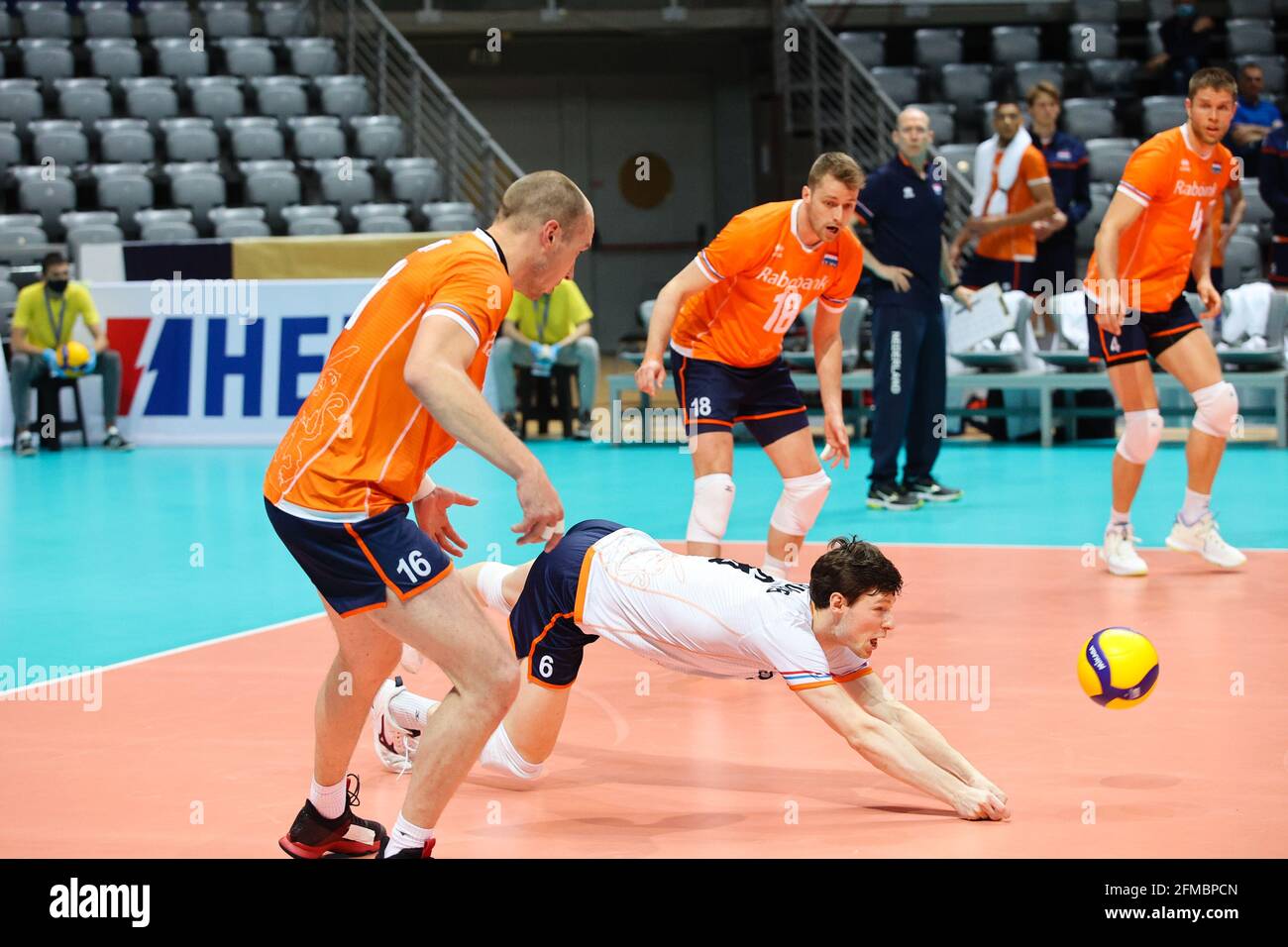 (210508) -- ZADAR, 8 mai 2021 (Xinhua) -- seulement des dronkers (2e L) des pays-Bas plongent pour un creusage lors du match de qualification CEV EuroVolley 2021 entre la Croatie et les pays-Bas à Zadar, Croatie, 7 mai 2021. (Marko Dimic/Pixsell via Xinhua) Banque D'Images