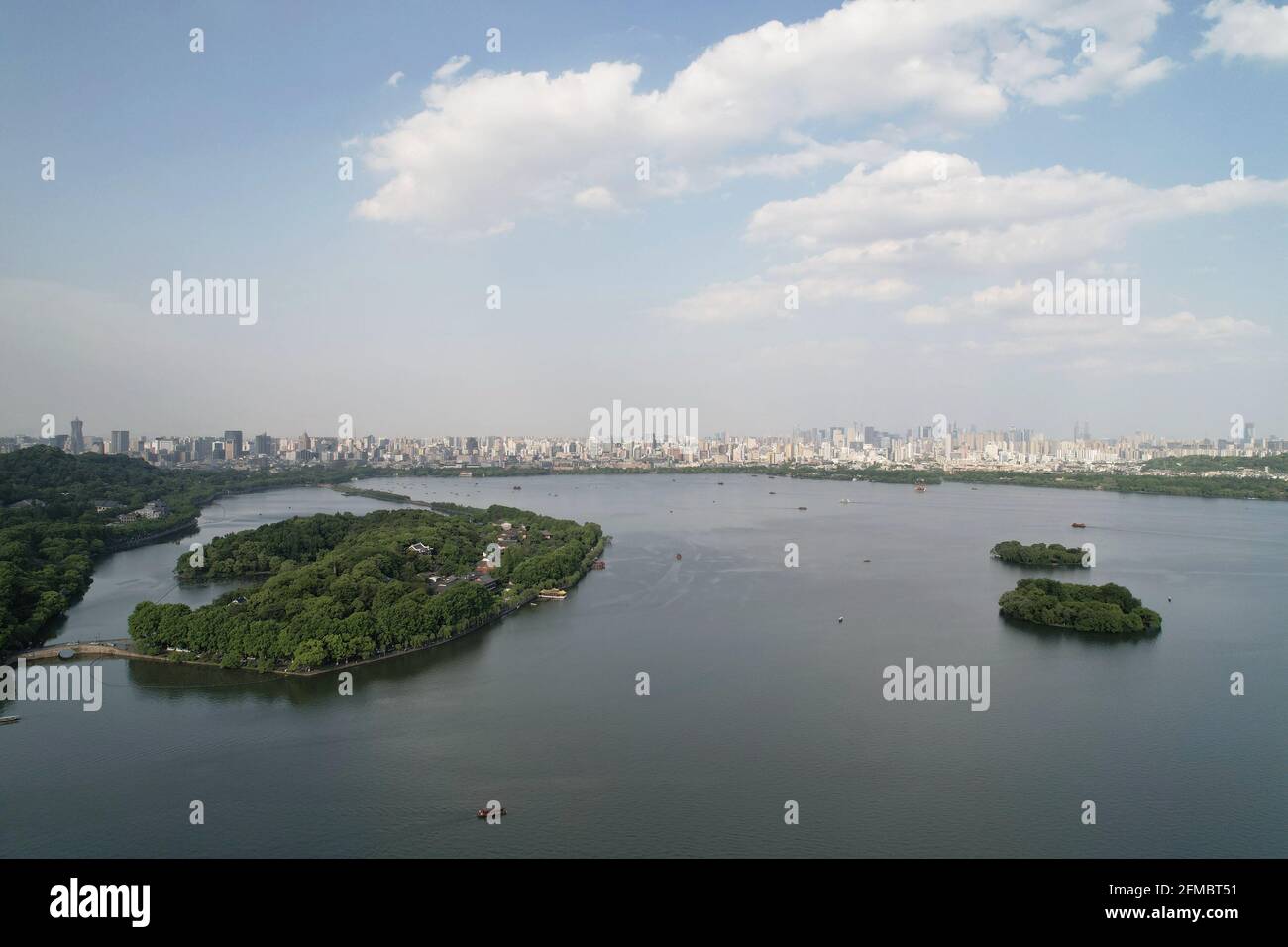 Hangzhou. 7 mai 2021. La photo aérienne prise le 7 mai 2021 montre une vue sur la région pittoresque du lac Ouest à Hangzhou, capitale de la province de Zhejiang en Chine orientale. Crédit: Long Wei/Xinhua/Alay Live News Banque D'Images