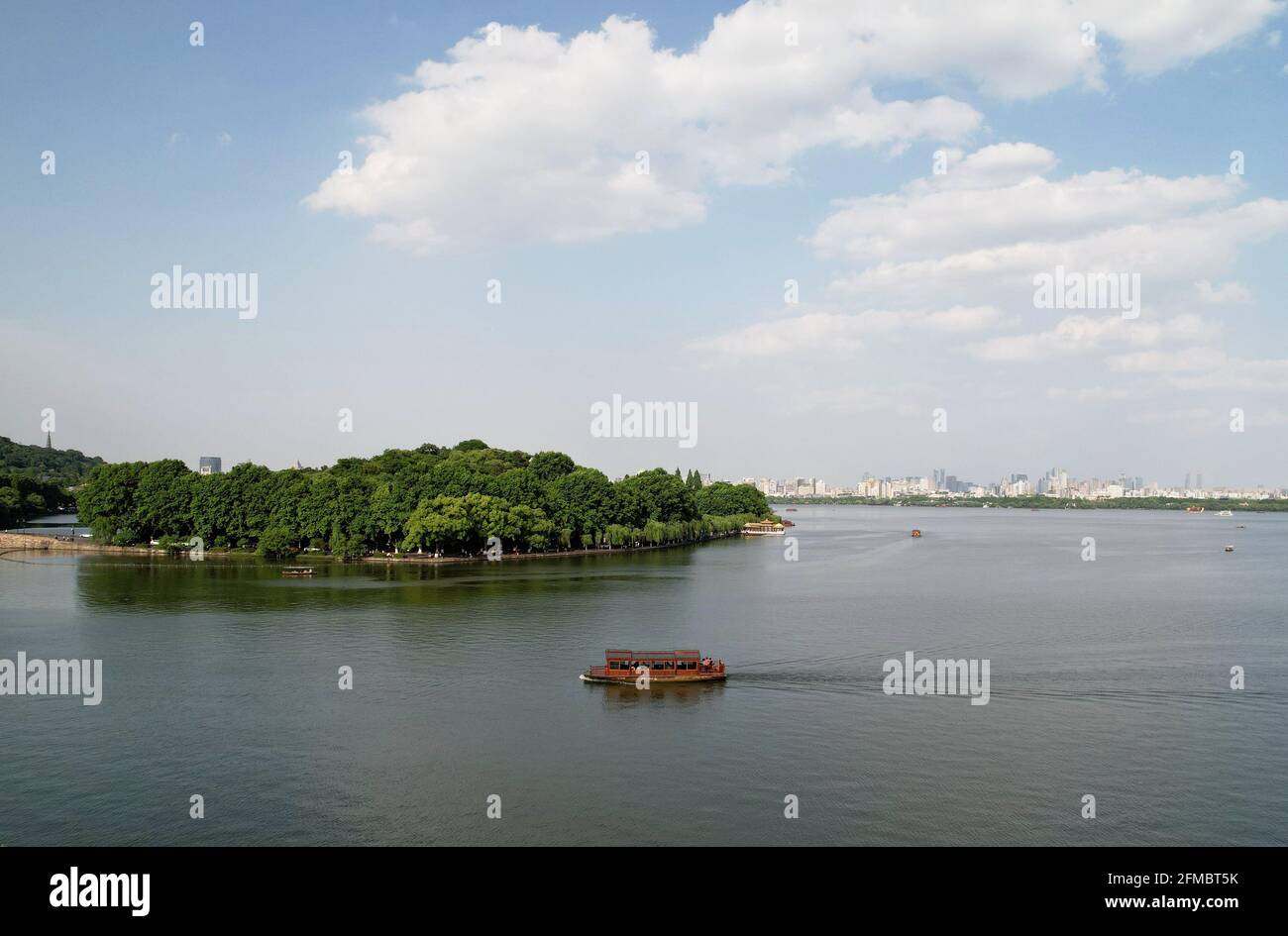 Hangzhou. 7 mai 2021. La photo aérienne prise le 7 mai 2021 montre une vue sur la région pittoresque du lac Ouest à Hangzhou, capitale de la province de Zhejiang en Chine orientale. Crédit: Long Wei/Xinhua/Alay Live News Banque D'Images