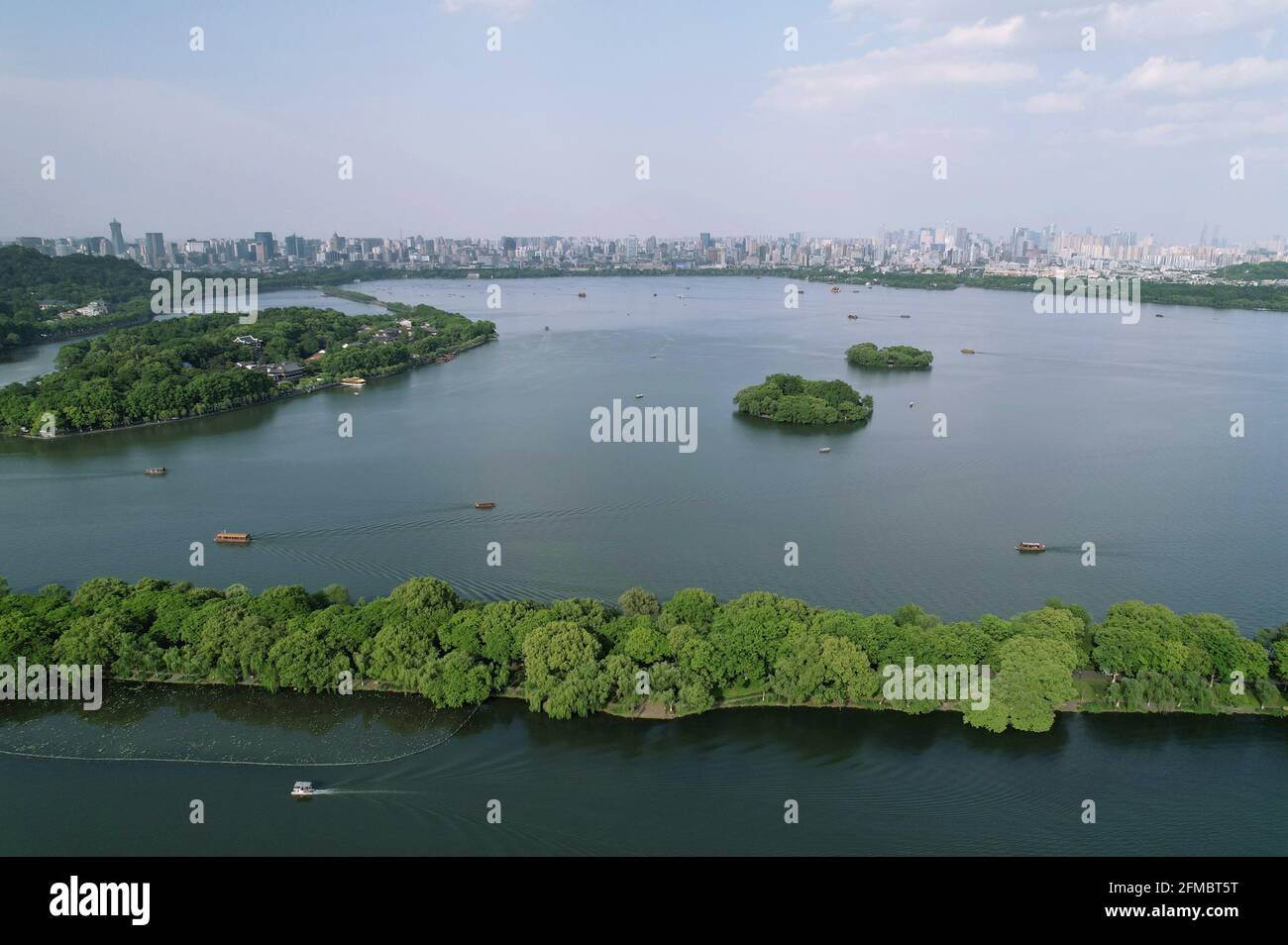 Hangzhou. 7 mai 2021. La photo aérienne prise le 7 mai 2021 montre une vue sur la région pittoresque du lac Ouest à Hangzhou, capitale de la province de Zhejiang en Chine orientale. Crédit: Long Wei/Xinhua/Alay Live News Banque D'Images