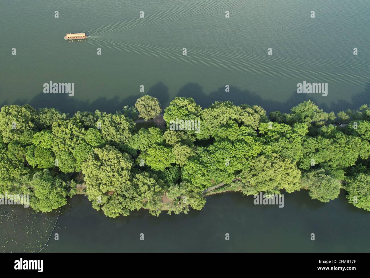 Hangzhou. 7 mai 2021. La photo aérienne prise le 7 mai 2021 montre une vue sur la région pittoresque du lac Ouest à Hangzhou, capitale de la province de Zhejiang en Chine orientale. Crédit: Long Wei/Xinhua/Alay Live News Banque D'Images