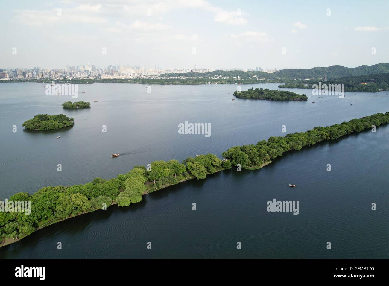 Hangzhou. 7 mai 2021. La photo aérienne prise le 7 mai 2021 montre une vue sur la région pittoresque du lac Ouest à Hangzhou, capitale de la province de Zhejiang en Chine orientale. Crédit: Long Wei/Xinhua/Alay Live News Banque D'Images