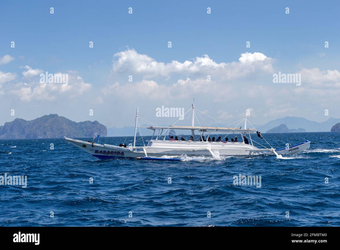 El Nido Ferry, canoë motorisé, baie de Baconit, Palawan aux îles Miniloc, Philippines Banque D'Images