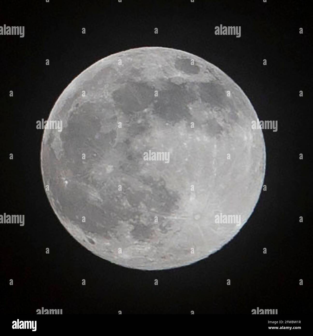 Gros plan d'une pleine lune dans un cadre carré Banque D'Images