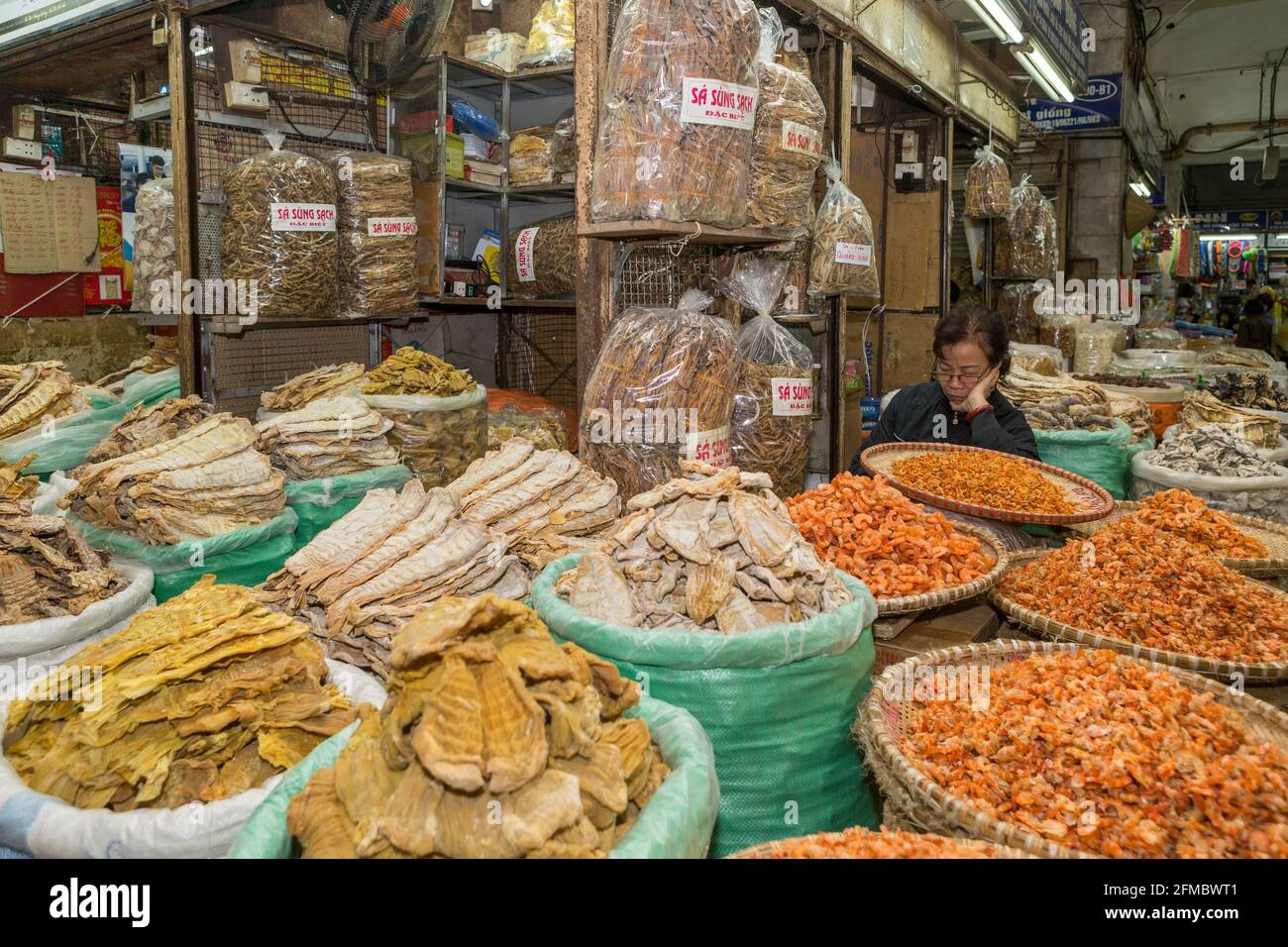 Crevettes et racines de bambou, marché des produits séchés, Hanoï, Vietnam Banque D'Images