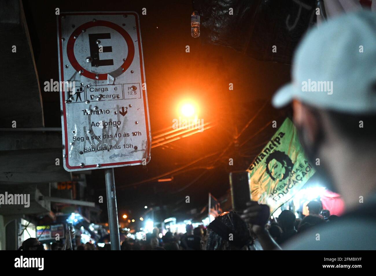 Rio de Janeiro, Brésil. 07e mai 2021. Un panneau de signalisation avec des trous de balle est vu lors d'une manifestation le lendemain d'une opération de police meurtrière dans la favela Jacarezinho. Plus d'une vingtaine de personnes sont mortes dans la plus sanglante opération de police de l'histoire de la métropole brésilienne de Rio de Janeiro. De lourdes accusations ont été portées contre la police. Credit: Andre Borges/dpa/Alamy Live News Banque D'Images