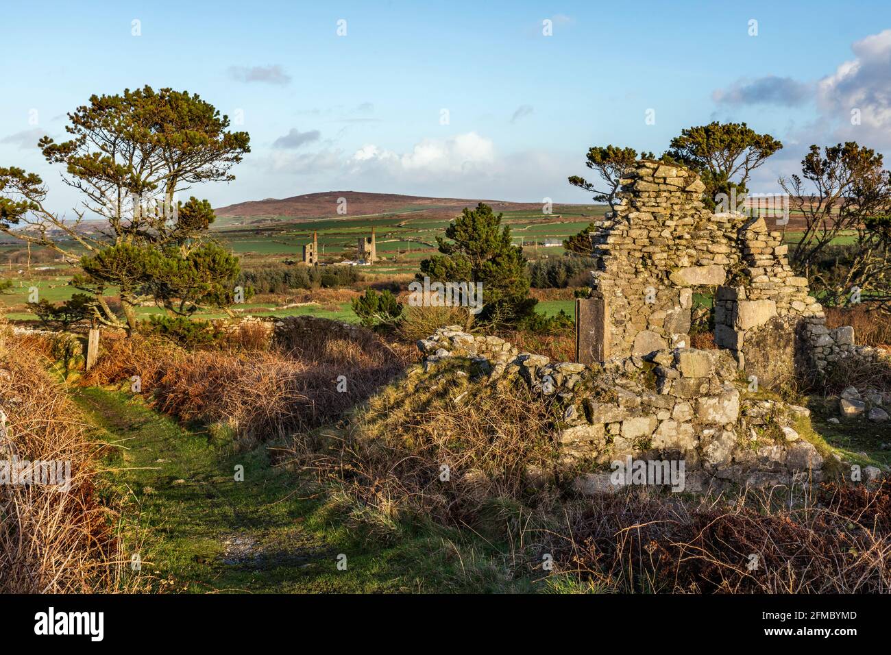 Pendeen; bâtiment en ruines; Engine Houses Beyond; Cornwall; Royaume-Uni Banque D'Images