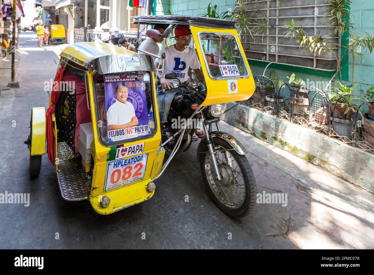 Taxi avec affiche politique, quartier pauvre de Manille, Philipines Banque D'Images