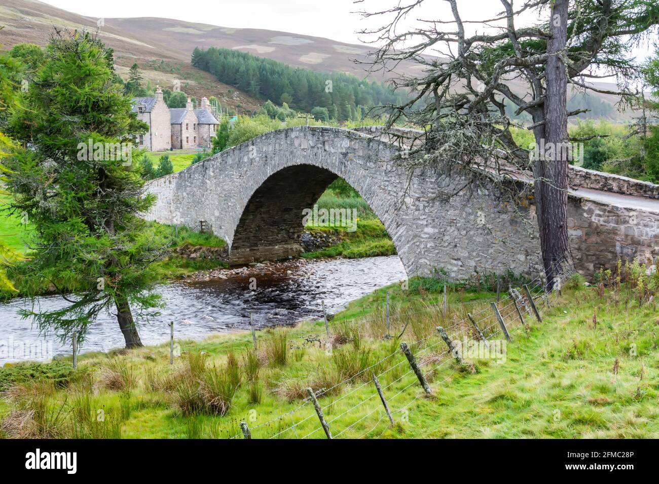 Pont de Braenaloin traversant Braenaloin Burn dans Aberdeenshire, Écosse. Le pont de Braenalin transporte la route publique A939 au-dessus de la Burn de Braenalin. Banque D'Images