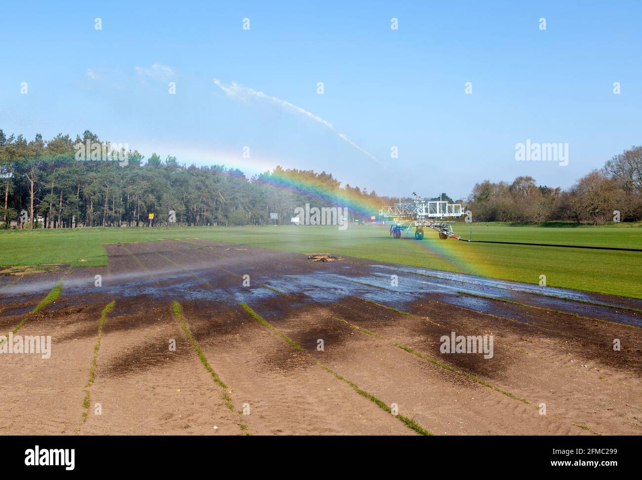 Machine d'irrigation pour la pulvérisation d'eau sur gazon, Sutton Heath, Suffolk, Angleterre, Royaume-Uni Banque D'Images