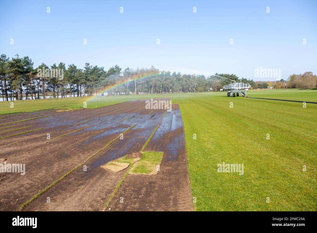 Machine d'irrigation pour la pulvérisation d'eau sur gazon, Sutton Heath, Suffolk, Angleterre, Royaume-Uni Banque D'Images