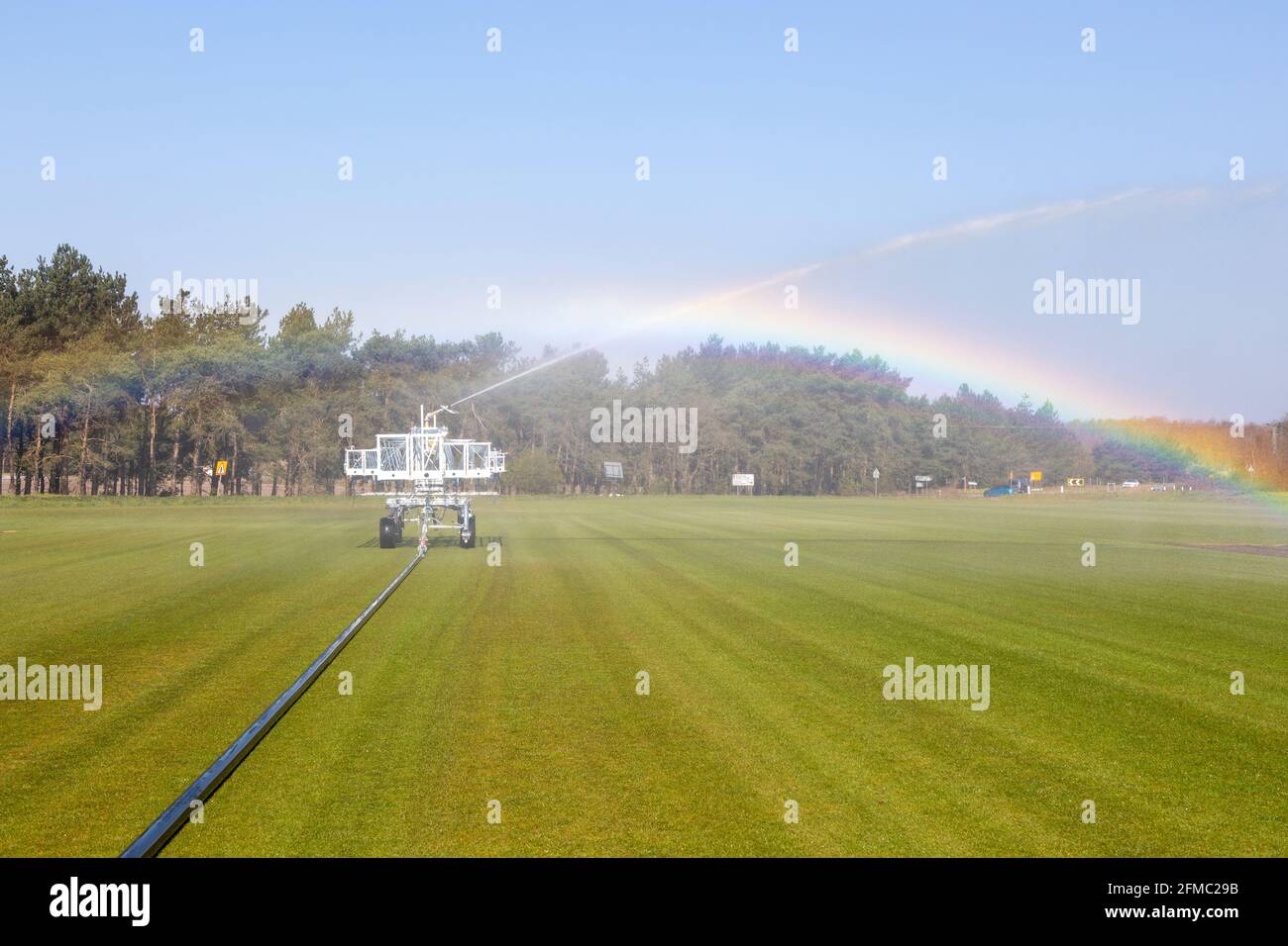 Machine d'irrigation pour la pulvérisation d'eau sur gazon, Sutton Heath, Suffolk, Angleterre, Royaume-Uni Banque D'Images