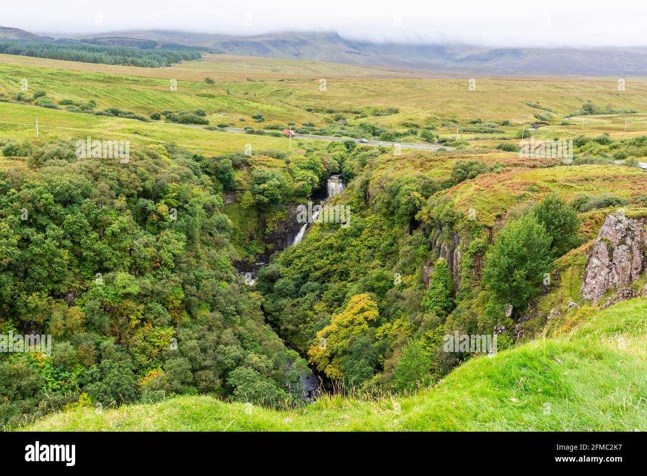 Paysage autour de la gorge de Lealt et de la rivière Abhainn an Lethuillt dans la région de Lealt de l'île de Skye en Écosse. Banque D'Images