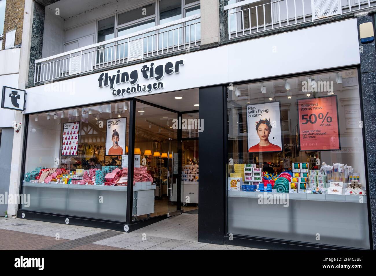 Kingston upon Thames London UK, mai 07 2021, Flying Tiger Copenhagen Retail Business Shop Front and Window sans personne Banque D'Images