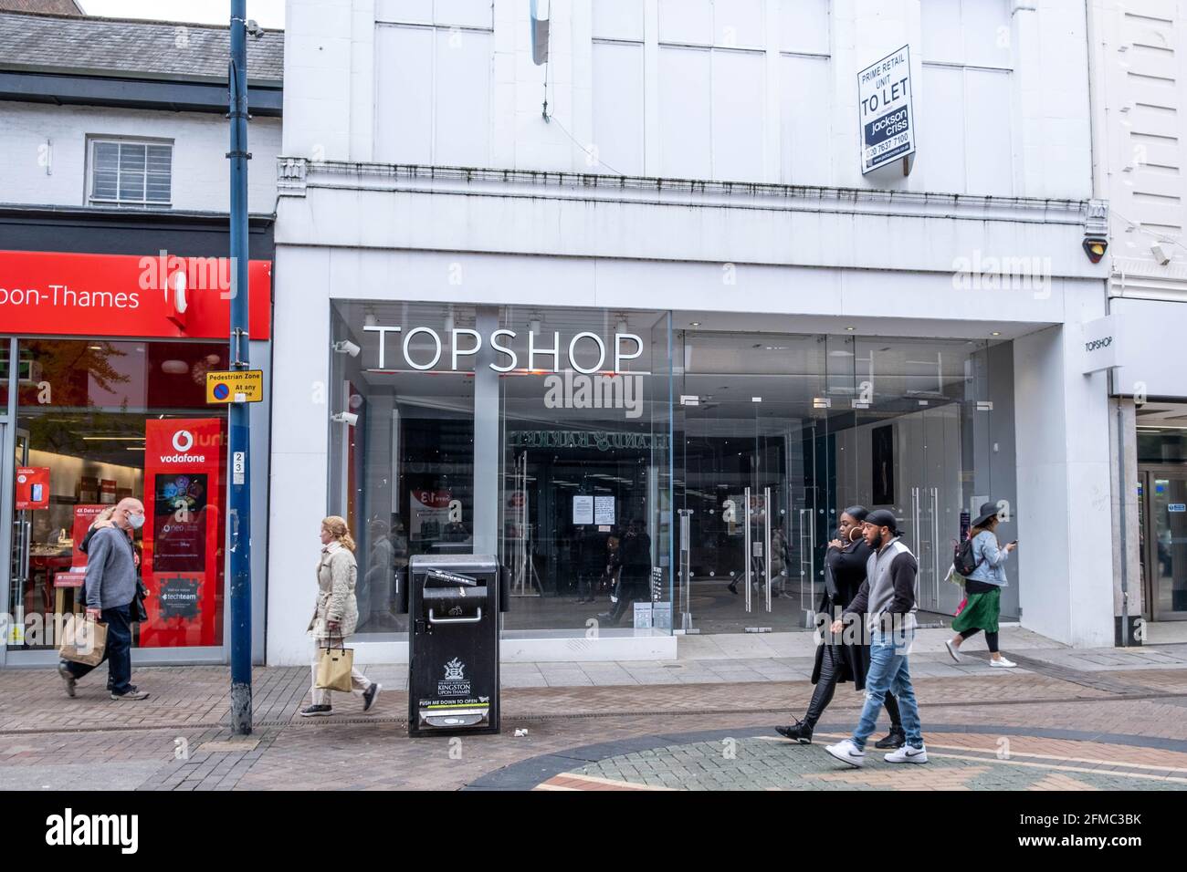 Kingston upon Thames London UK, mai 07 2021, People or Shoppers marchant devant UN magasin vide fermé Top Shop Fashion retailer sur UNE rue haute Banque D'Images