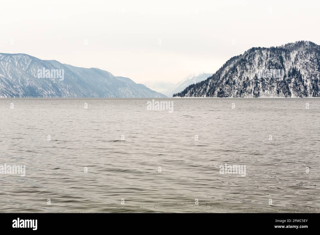 Lac Teletskoye non gelé en hiver. Russie Altai Krai. Banque D'Images