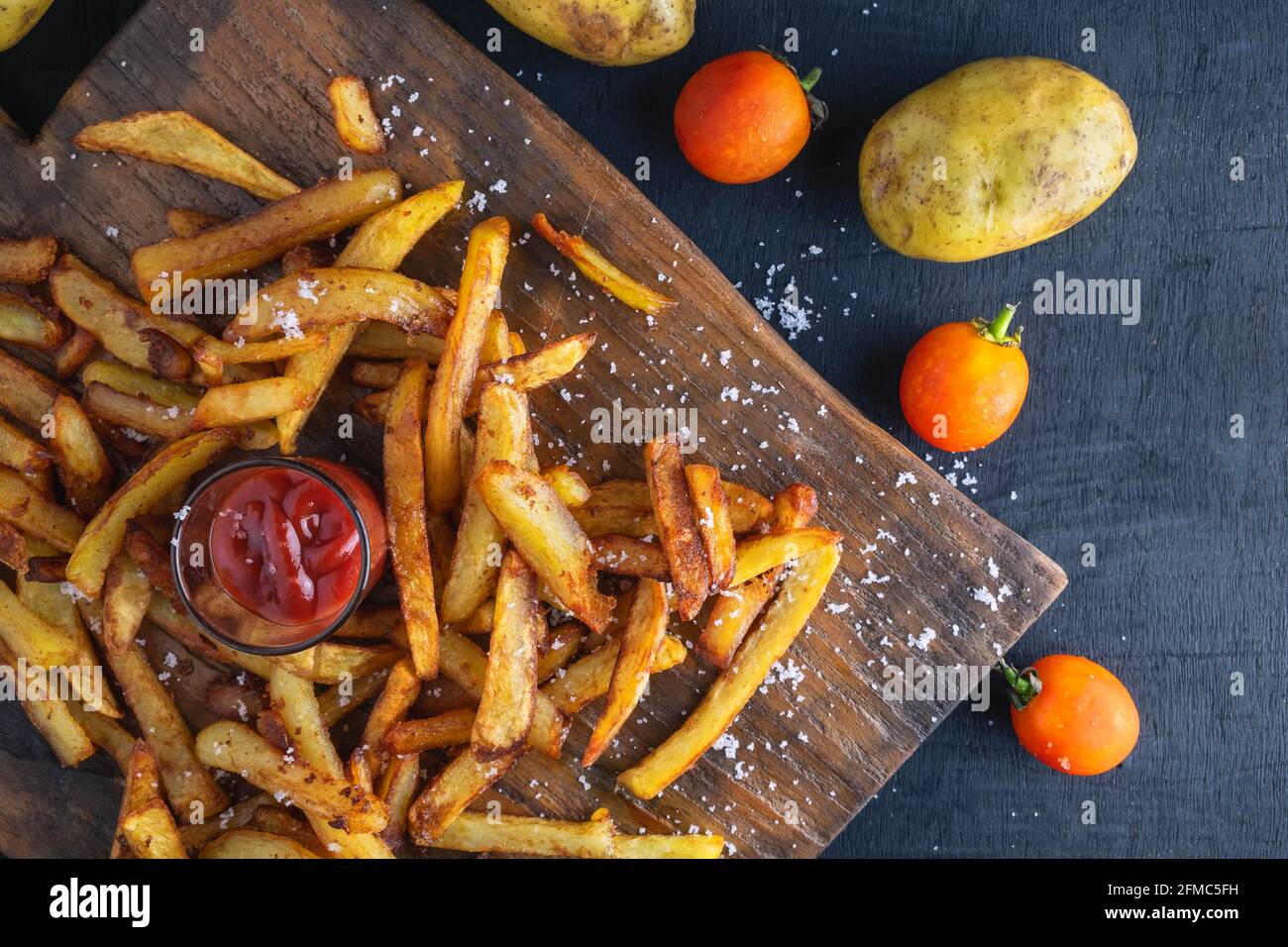 Frites de pommes de terre maison avec ketchup sur fond en bois Banque D'Images