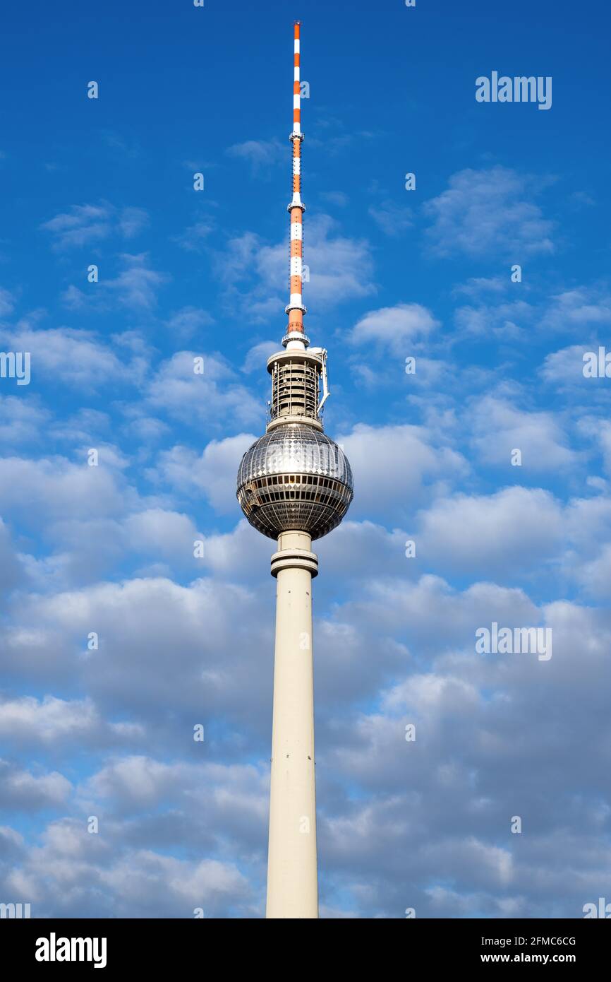 L'emblématique tour de télévision de Berlin par temps ensoleillé Banque D'Images