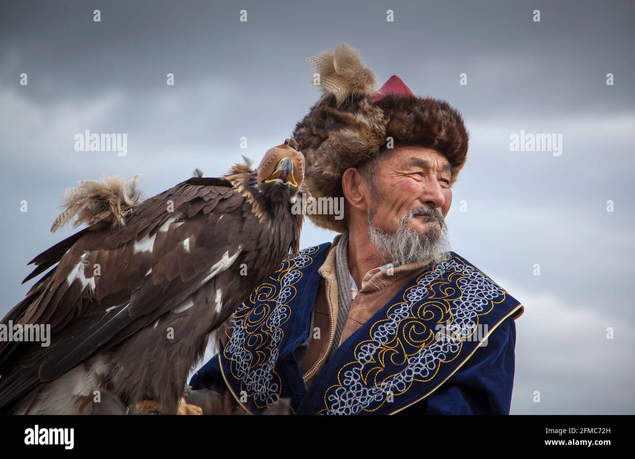 Bayan Ulgii, Mongolie, le 4 octobre 2015 : chasseur d'aigles à cheval avec son Aigle d'or Altai Banque D'Images