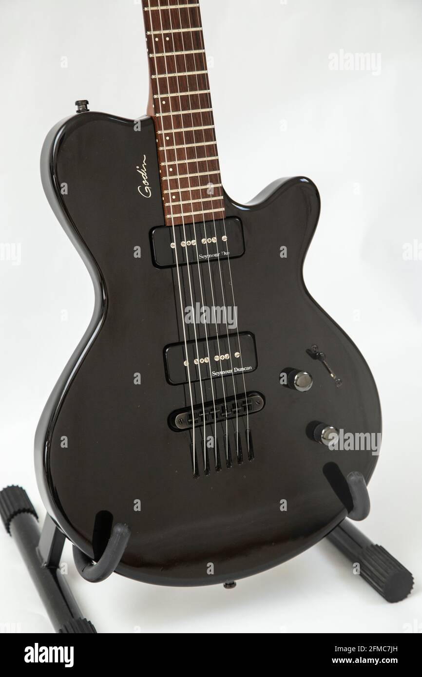 Godin Performance série LG-P90 guitare électrique, Seymour Duncan  ramasseurs, Schaller Bridge, fond blanc, coupé Photo Stock - Alamy