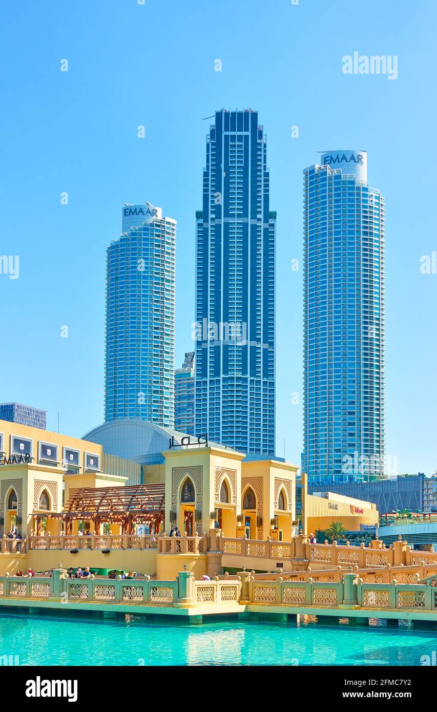 Dubaï, Émirats Arabes Unis - 30 janvier 2020 : centre-ville avec pont du centre commercial de Dubaï et tours modernes, Émirats arabes Unis Banque D'Images