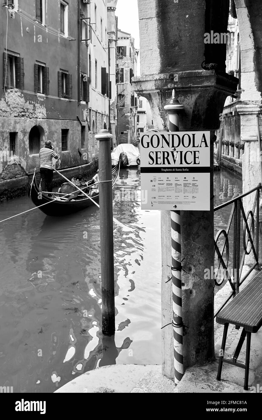 Venise, Italie - 18 juin 2018 : panneau de serveise de télécabine par censl à Venise. Photographie en noir et blanc Banque D'Images