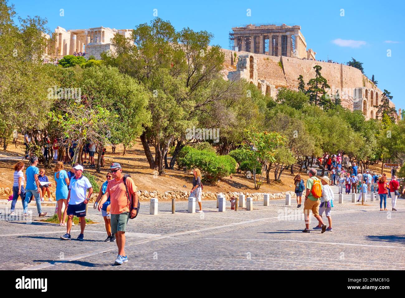 Athènes, Grèce - 21 septembre 2019 : gens au pied de la colline de l'Acropole d'Athènes. Paysage urbain Banque D'Images