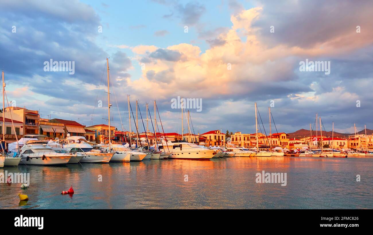 Aegina, Grèce - 13 septembre 2019 : vue panoramique sur le port de plaisance et le front de mer de la ville d'Aegina au coucher du soleil Banque D'Images