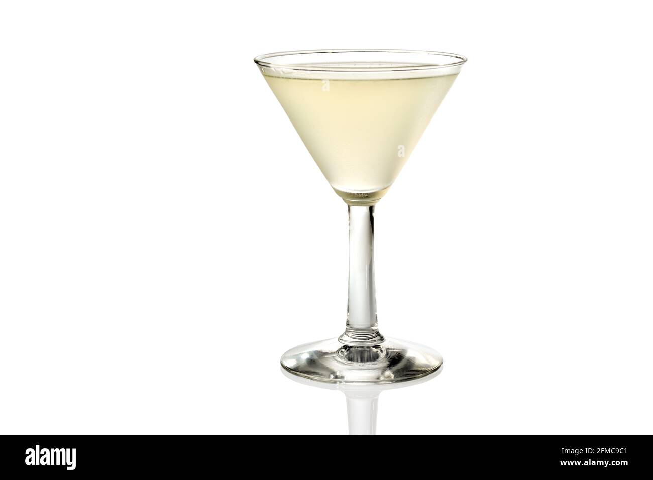 Cocktail Daiquiri en verre martini isolé sur fond blanc, espace copie Banque D'Images