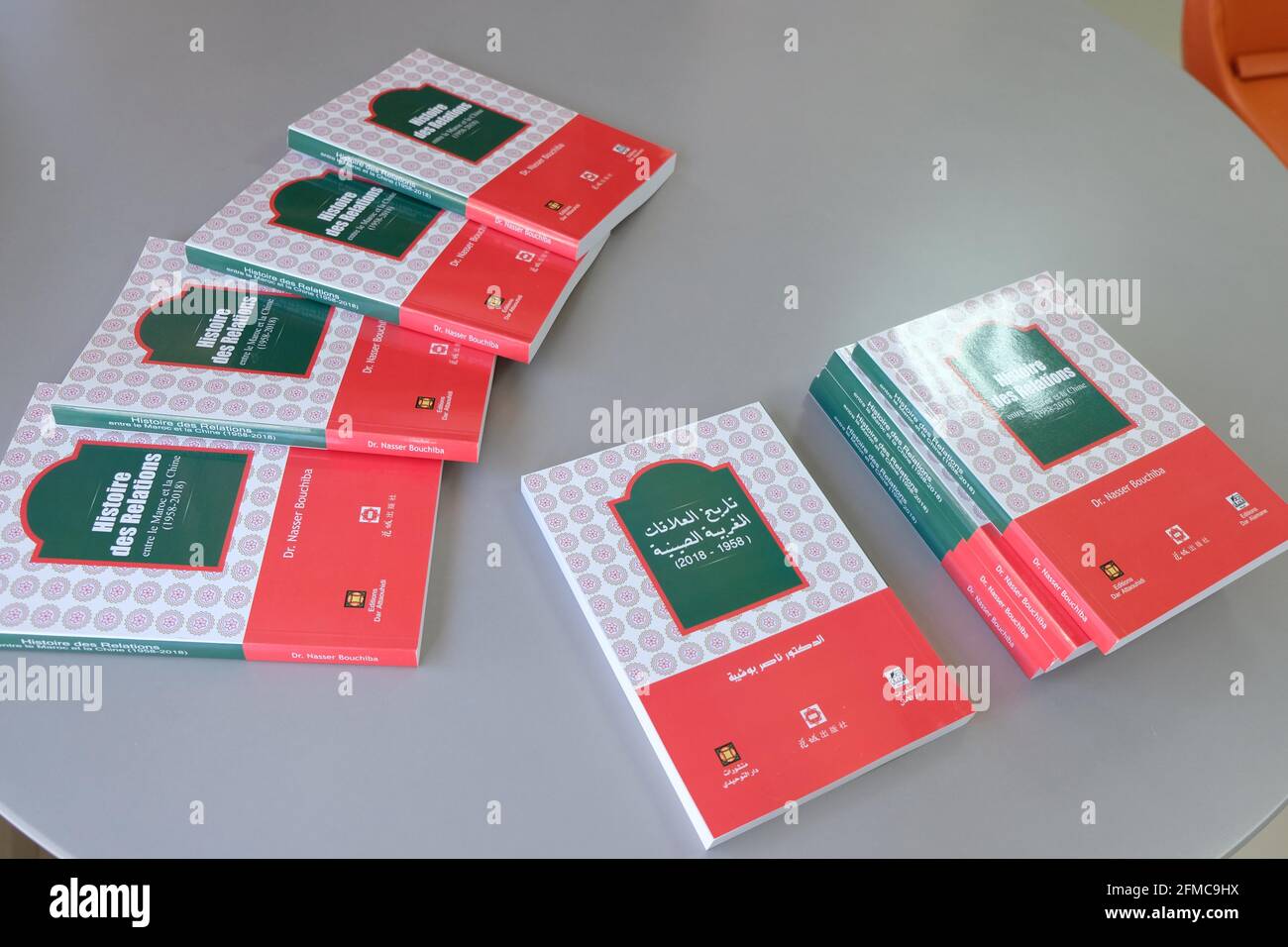 Rabat. 6 mai 2021. Photo prise le 6 mai 2021 montre les versions française et arabe du nouveau livre du sinologue marocain Nasser Bouchiba à Rabat, Maroc. Le sinologue marocain Nasser Bouchiba a récemment présenté son nouveau livre "Histoire des relations entre le Maroc et la Chine (1958-2018)" au Centre culturel chinois de Rabat. Crédit: Chen Binjie/Xinhua/Alay Live News Banque D'Images