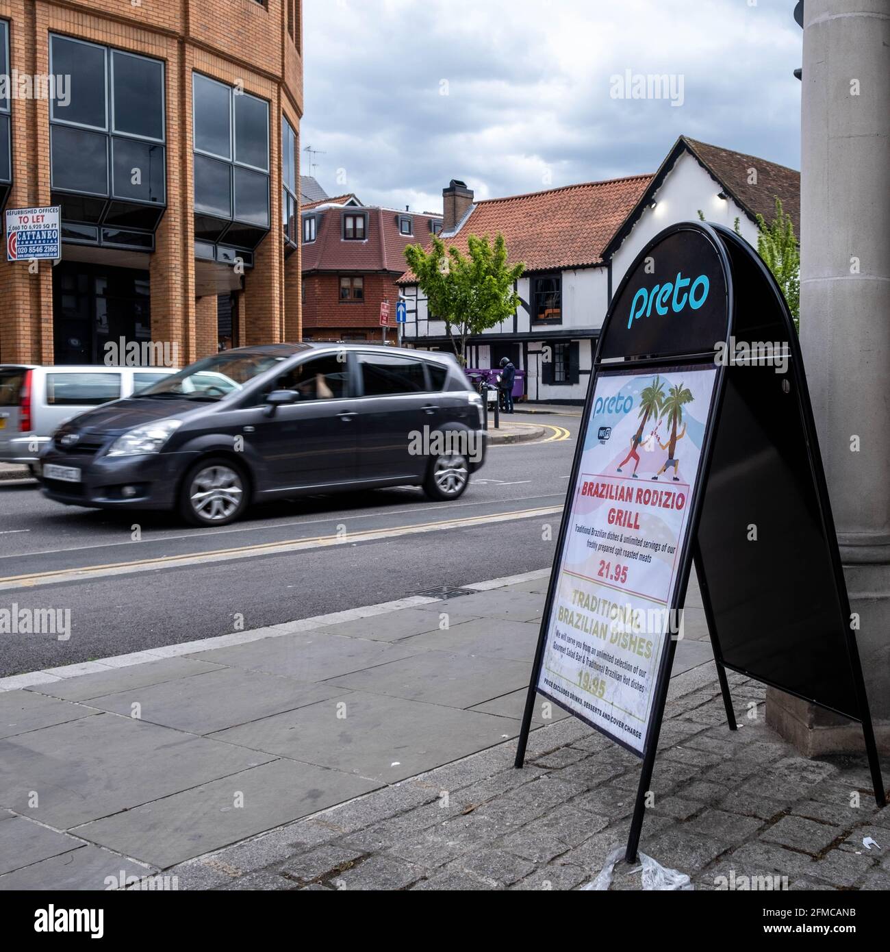 Kingston upon Thames Londres, Royaume-Uni, mai 07 2021, voiture passant DEVANT UN Preto Brazilian High Street Restaurant sans personne Banque D'Images