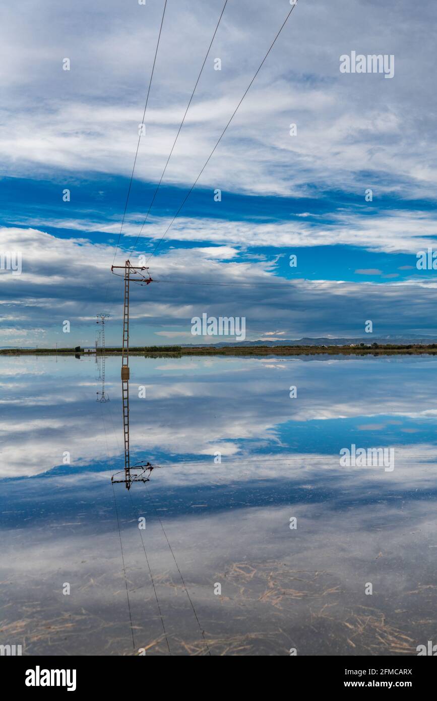 Champs inondés après la tempête avec des tours de puissance Banque D'Images