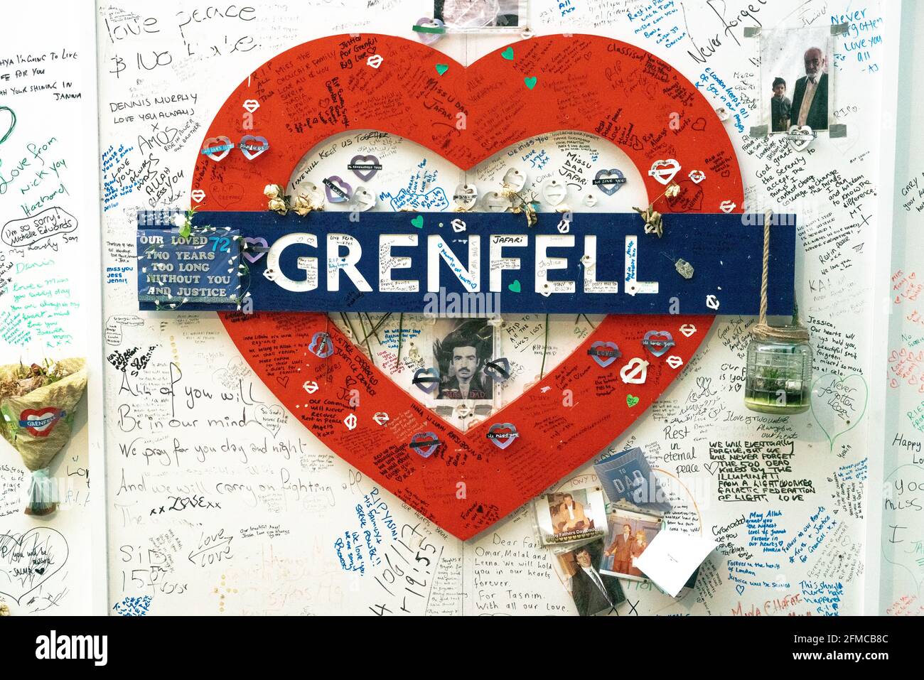 Messages de condoléances écrits autour d'un coeur rouge commémoratif à la Grenfell Tower, dans l'ouest de Londres. Œuvres d'art. Banque D'Images