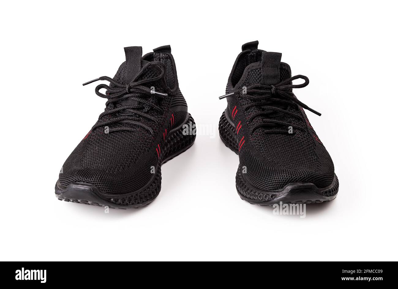 Nouvelles sneakers à lacets en mesh noir isolées sur fond blanc. Paire de  chaussures aérées modernes pour l'été. Chaussures confortables pour hommes  pour le fitness, le sport Photo Stock - Alamy