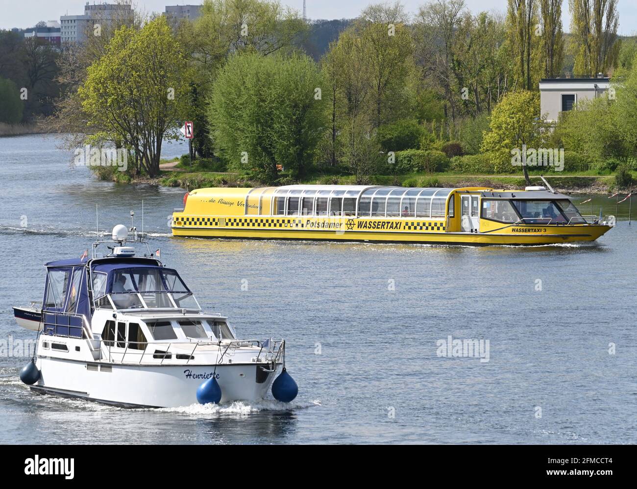 Potsdam, Allemagne. 08 mai 2021. Un bateau-taxi traverse la Havel pour rejoindre Sacrow. La flotte blanche de Potsdam commence la saison avec deux navires. Credit: Bernd Settnik/dpa/Alay Live News Banque D'Images