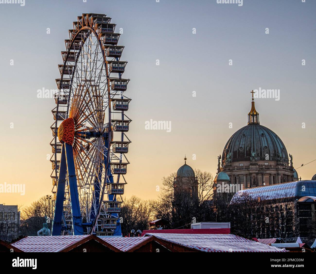 Ferris Wheel & Market stals au marché allemand de Noël près de l'hôtel de ville rouge, Mitte, Berlin Banque D'Images